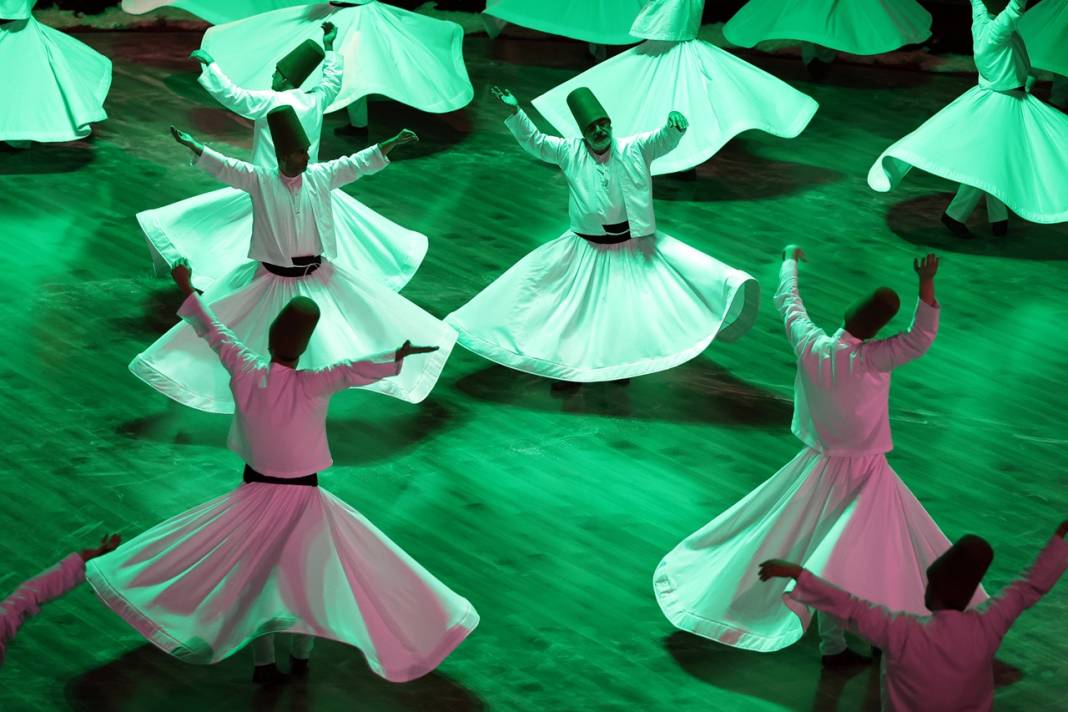 Mevlana Konya'da  11 gün boyunca sema ile anılacak, binlerce turist takip edecek 5